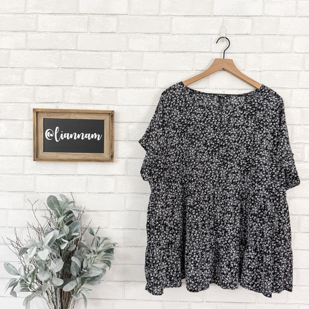 SHEIN Curve Tiered Floral Black Top